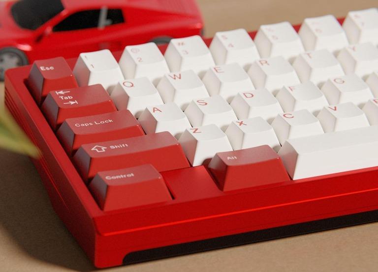 tastierarossa (IC) - Keyboard interest check cover image featuring Tastierarossa, keyboard, 80s classic, Ferrari Testarossa, red keyboard, 6063 Skuf, top mount, o-ring, PCB compatibility