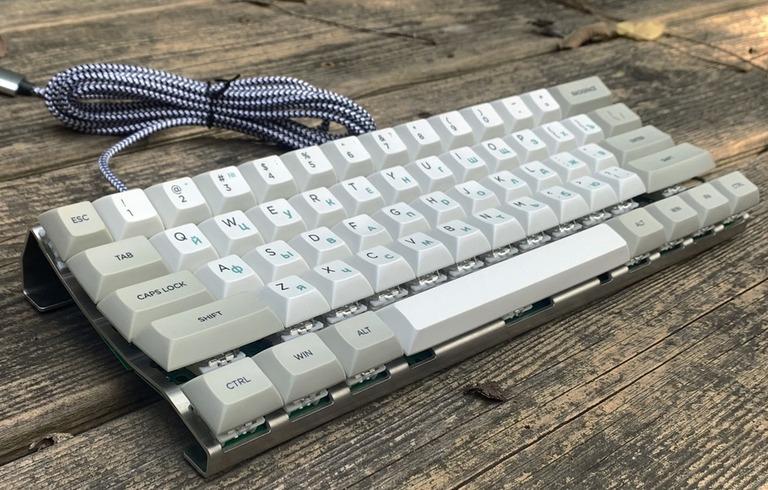 curve0 (IC) - Keyboard interest check cover image featuring curve0, keyboard, ergonomic design, flat keycaps, prototype, stainless steel, DSA keycaps, MT3 typing surface