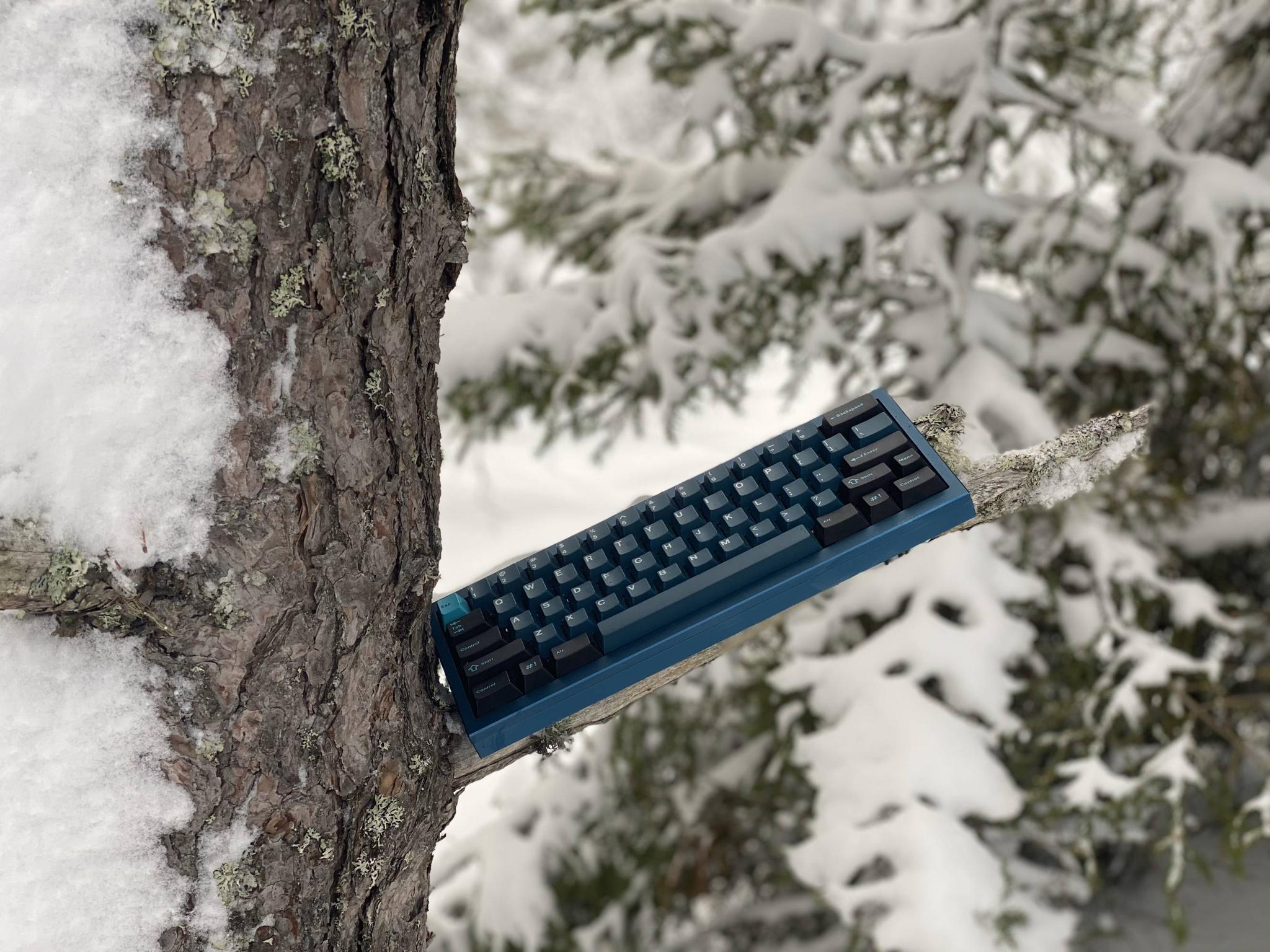 Klippe S by Mekanisk (GB) - Keyboard group buy cover image featuring Klippe S, Mekanisk, mechanical keyboard, aluminum plate, carbon fiber, VIA compatible, blocked corners, typing experience, Oslo meetup