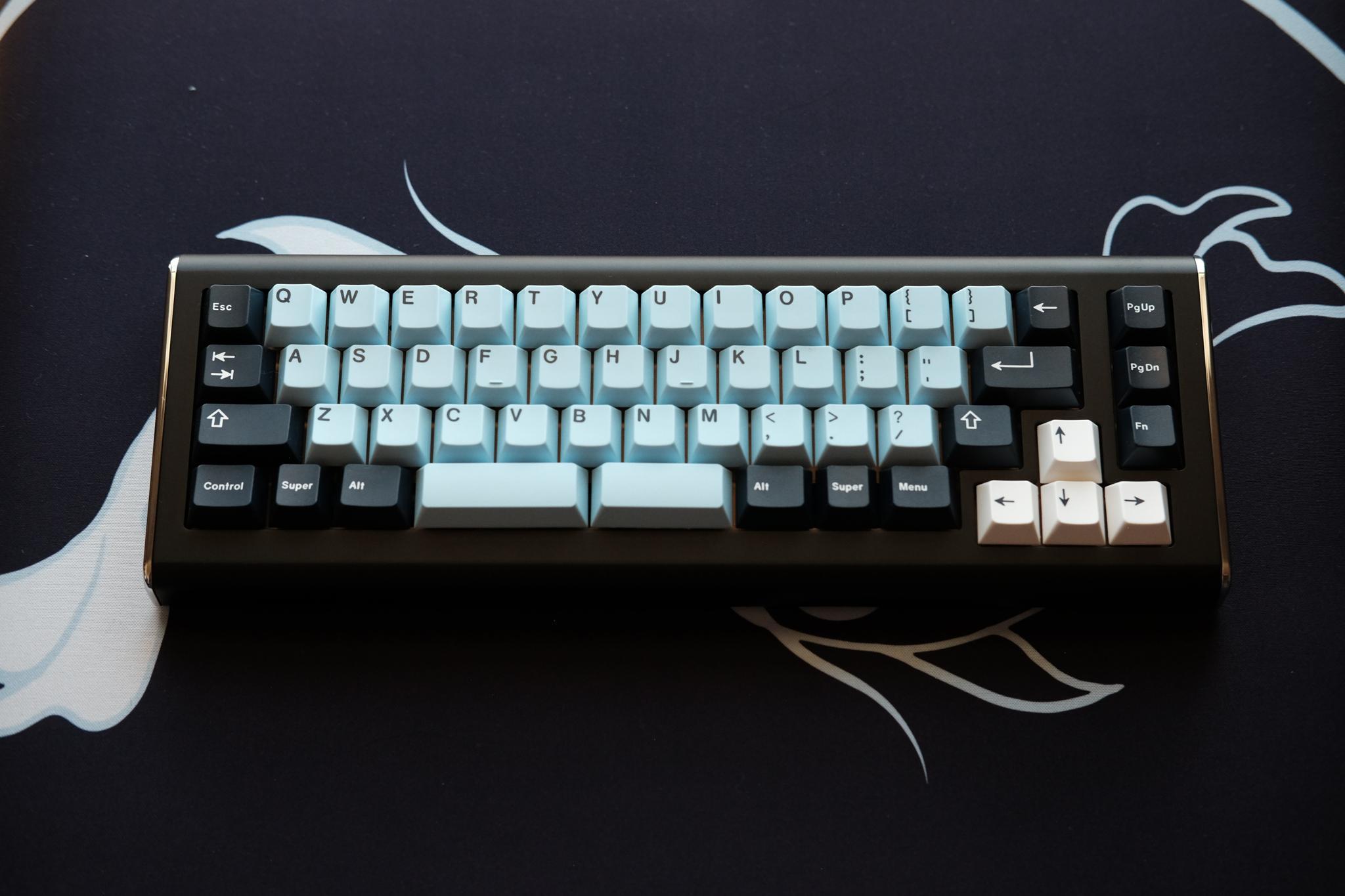 The Adélie - Keyboard group buy cover image featuring Adélie, penguin, keyboard, group buy, CA66, 45-ATS, TMO50, GMK Q100, colors, PVD Brass, gasket mount, RGB, QMK Enabled, vendors